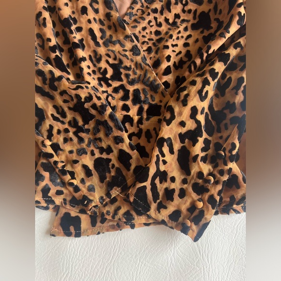ASTR the label Iris leopard print long sleeve velvet wrap top size XS - Picture 9 of 12